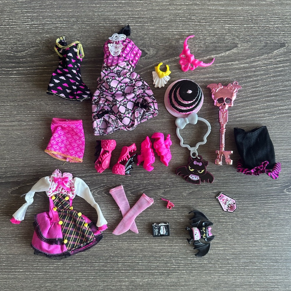 g1 draculaura clothes + accessories lot